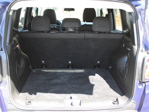 Used 2018 Jeep Renegade Altitude FWD image 9