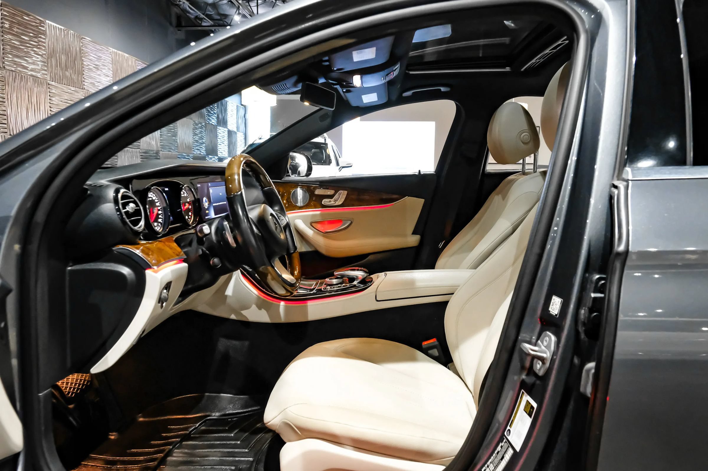 Used 2018 Mercedes-Benz E 300 image 4