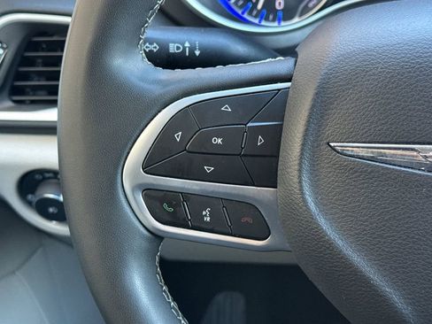 Used 2023 Chrysler Pacifica Touring-L FWD image 35