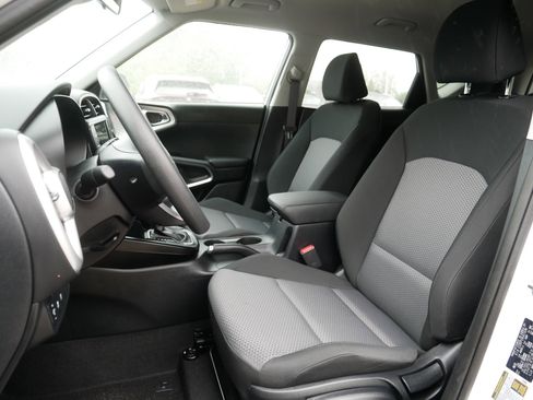 Certified 2025 Kia Soul LX w/ LX Technology Package FWD image 34