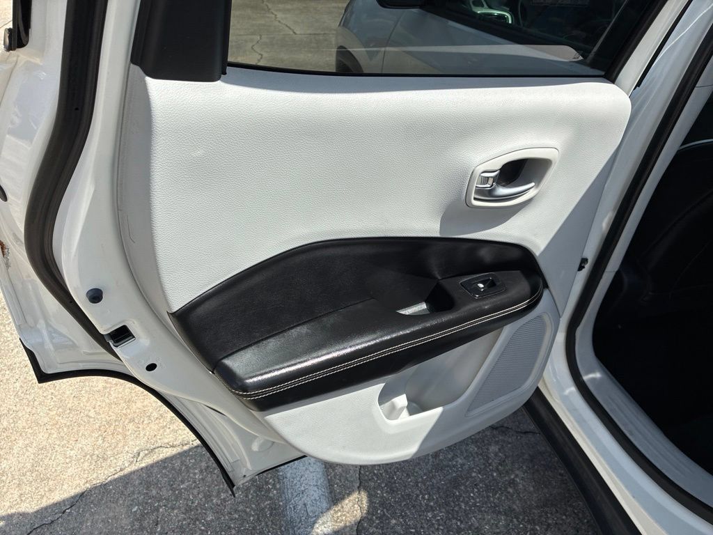 Used 2019 Jeep Compass Latitude FWD image 13