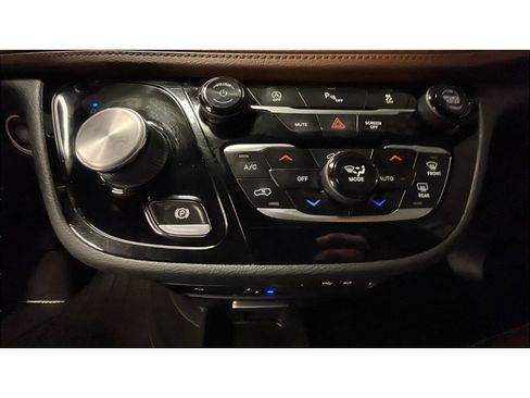 Used 2020 Chrysler Pacifica Limited w/ Tire & Wheel Group image 13