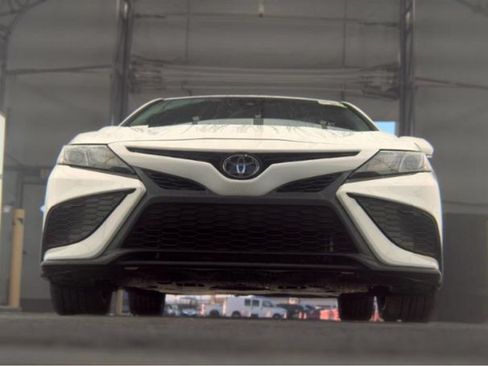 Used 2024 Toyota Camry SE FWD image 3