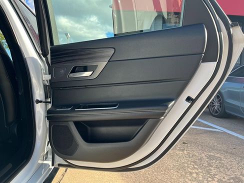 Used 2016 Jaguar XF S image 32