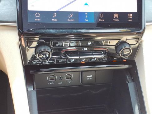 Used 2023 Jeep Grand Cherokee Limited AWD/4WD image 24