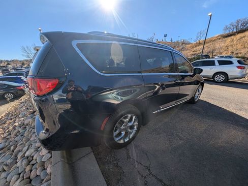 Used 2018 Chrysler Pacifica Limited image 8