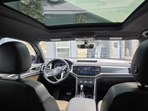 Used 2022 Volkswagen Atlas Cross Sport SE w/ Panoramic Sunroof Package FWD image 19