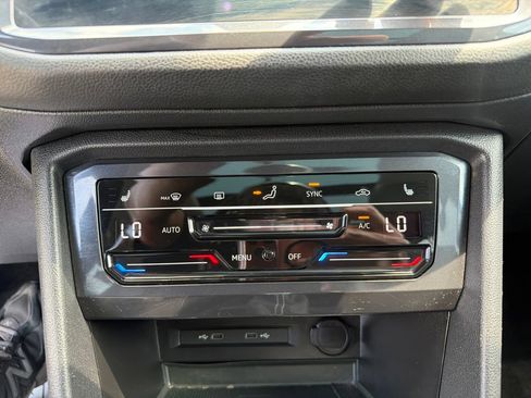Used 2023 Volkswagen Tiguan SE w/ Panoramic Sunroof Package FWD image 21