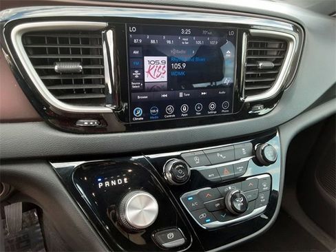 Certified 2020 Chrysler Pacifica Touring-L image 21