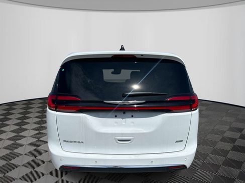 New 2026 Chrysler Pacifica Select image 4