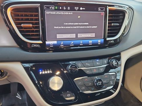 Used 2024 Chrysler Pacifica Touring-L image 23