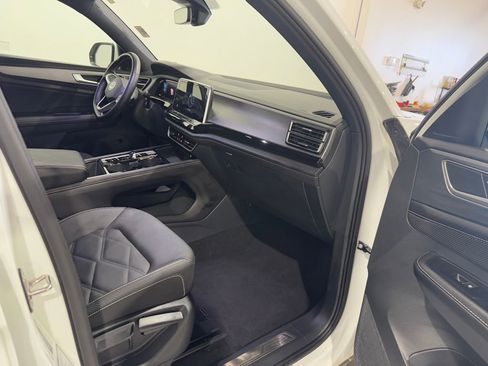 Used 2025 Volkswagen Atlas Cross Sport SE AWD/4WD image 24