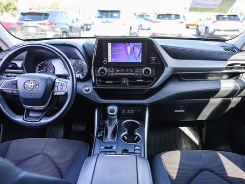 Used 2023 Toyota Highlander LE AWD/4WD image 2