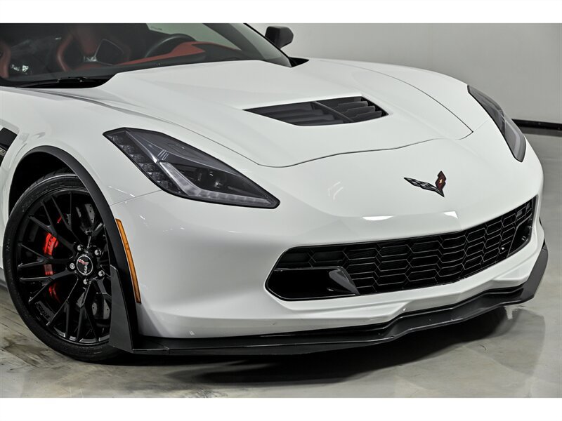 Used 2015 Chevrolet Corvette Z06 w/ 3LZ Preferred Equipment Group RWD image 2