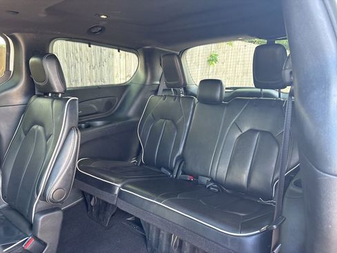 Used 2025 Chrysler Pacifica Limited FWD image 34