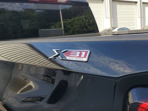 Used 2023 GMC Sierra 1500 SLT w/ SLT Premium Package AWD/4WD image 9
