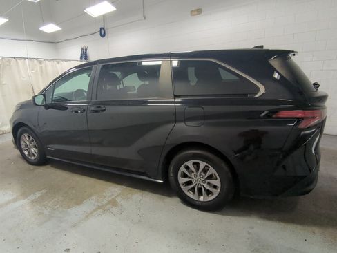 Used 2021 Toyota Sienna LE image 9