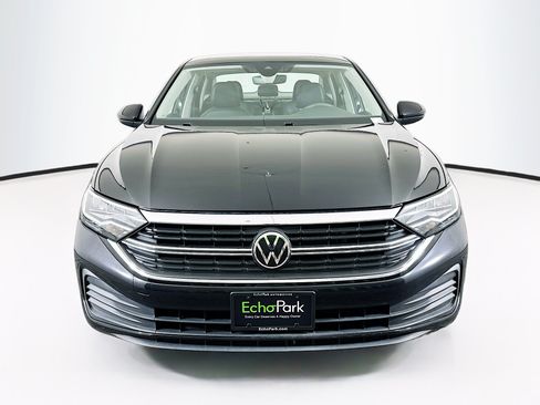 Used 2024 Volkswagen Jetta SE w/ Panoramic Sunroof Package FWD image 2