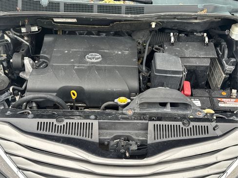 Used 2012 Toyota Sienna XLE FWD image 10