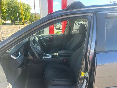 Used 2021 Toyota RAV4 XLE AWD/4WD image 8