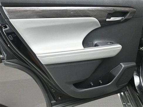 Used 2022 Toyota Highlander Limited image 13