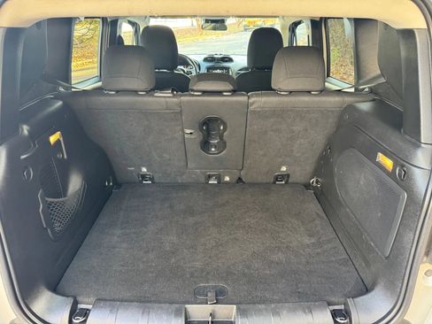 Used 2015 Jeep Renegade Latitude w/ Popular Equipment Group image 9