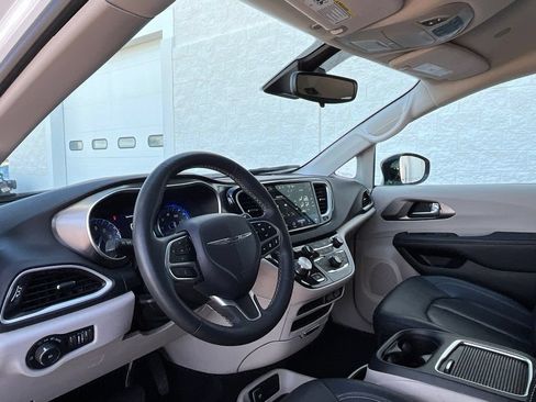 Used 2024 Chrysler Pacifica Touring-L FWD image 9