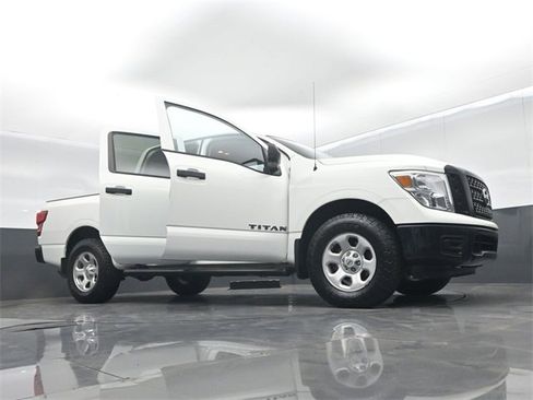 Used 2018 Nissan Titan S image 75