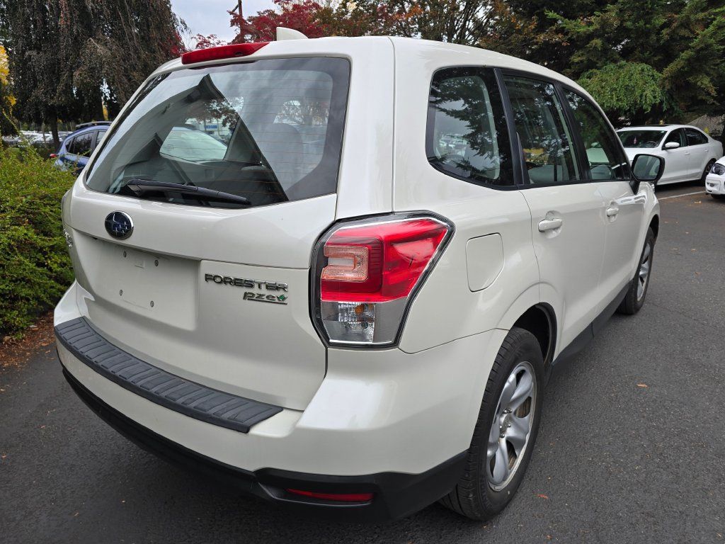 Used 2017 Subaru Forester 2.5i AWD/4WD image 4