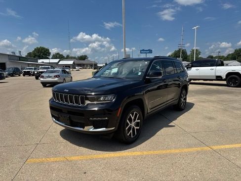 Used 2023 Jeep Grand Cherokee L Limited w/ Luxury Tech Group II AWD/4WD image 3