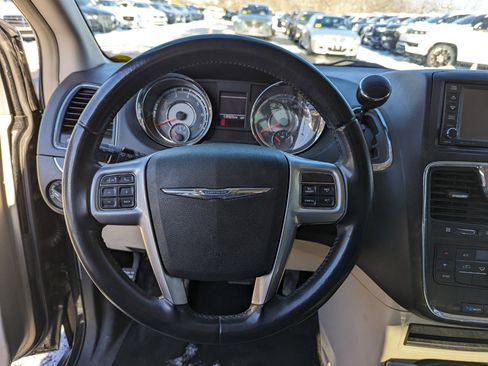 Used 2013 Chrysler Town & Country Touring image 15