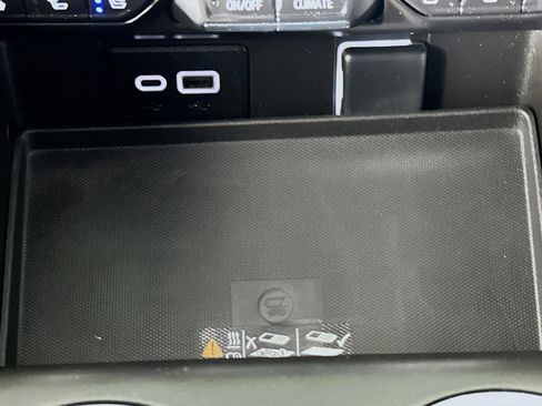 Used 2024 GMC Yukon XL SLT image 26