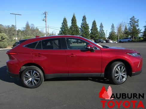 Certified 2022 Toyota Venza LE image 2