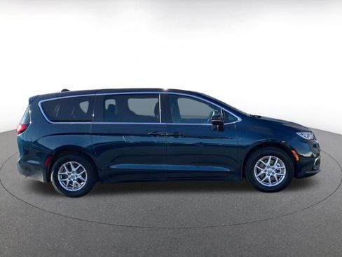 Used 2025 Chrysler Pacifica Select image 16
