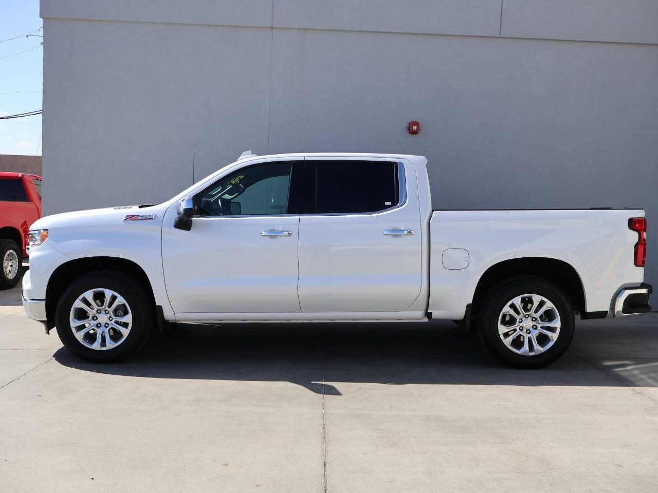 Used 2024 Chevrolet Silverado 1500 LTZ AWD/4WD image 2