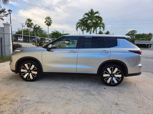 Used 2025 Mitsubishi Outlander SE FWD image 8
