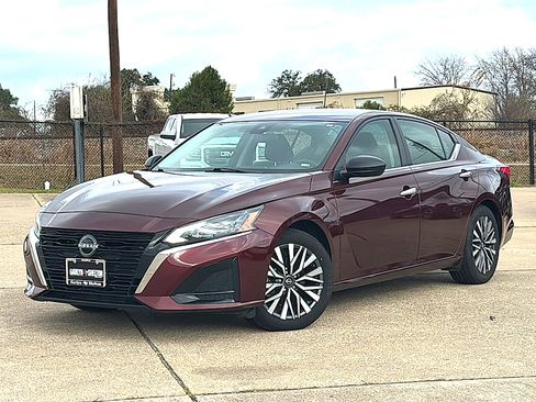 Used 2024 Nissan Altima 2.5 SV image 2