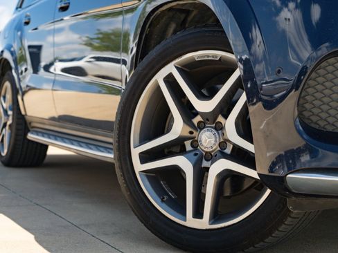 Used 2017 Mercedes-Benz GLS 550 4MATIC image 2