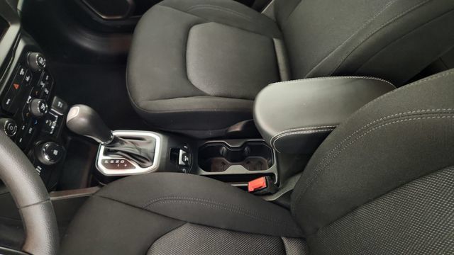 Used 2023 Jeep Renegade Latitude AWD/4WD image 19