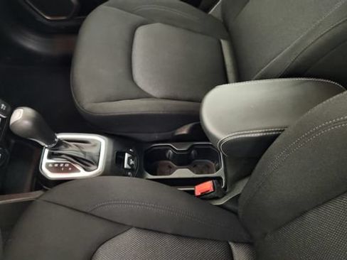 Used 2023 Jeep Renegade Latitude AWD/4WD image 19