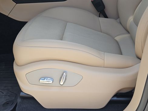Certified 2026 Porsche Macan AWD/4WD image 24