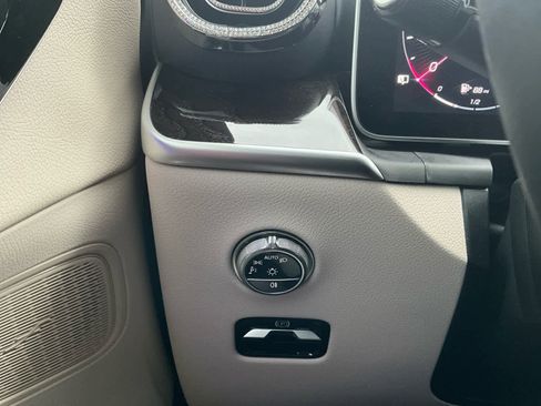 Used 2025 Mercedes-Benz GLC 350e 4MATIC image 19