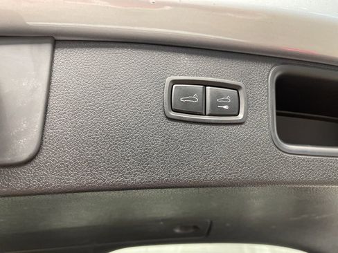 Used 2021 Porsche Macan image 32