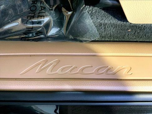 Certified 2023 Porsche Macan AWD/4WD image 19