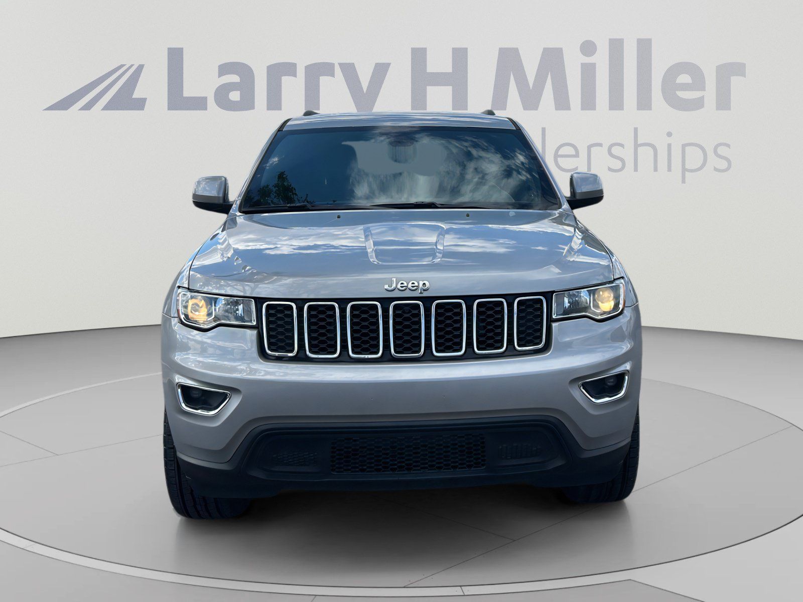Certified 2019 Jeep Grand Cherokee Laredo w/ 18" Wheel & 8.4" Radio Group AWD/4WD image 8