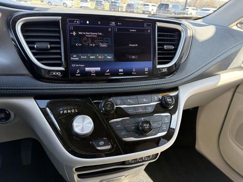 Used 2021 Chrysler Pacifica Touring-L AWD/4WD image 17