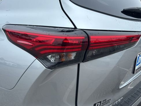 Used 2023 Toyota Highlander XLE AWD/4WD image 28