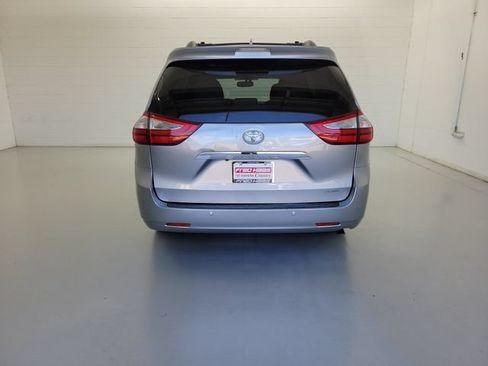 Used 2017 Toyota Sienna Limited Premium FWD image 6