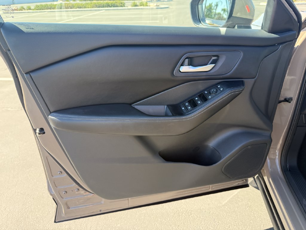 Used 2025 Nissan Rogue SV FWD image 8