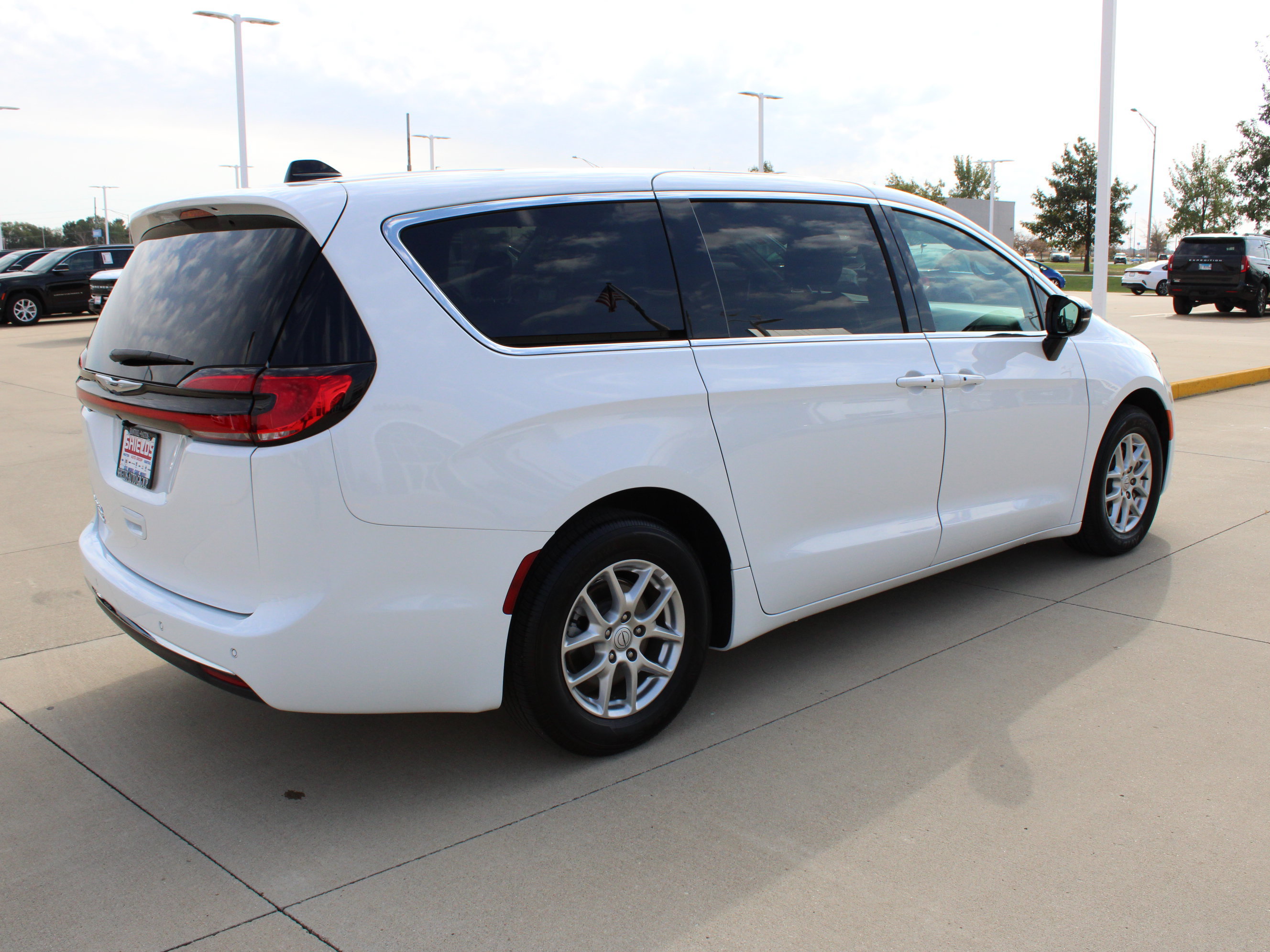 Used 2026 Chrysler Pacifica Select FWD image 6